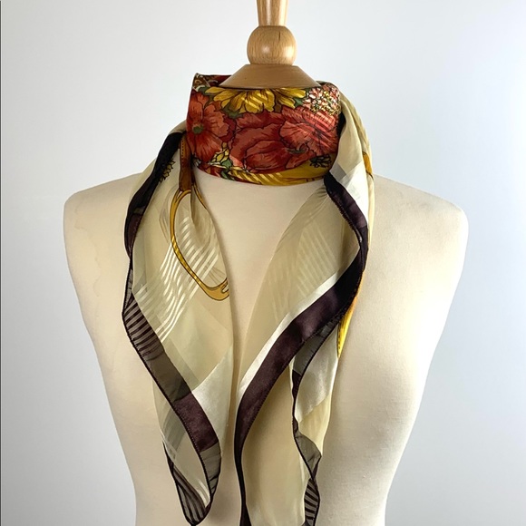 Lovely scarf with a hat and golden ribbons and a bouquet of flowers - Picture 2 of 10